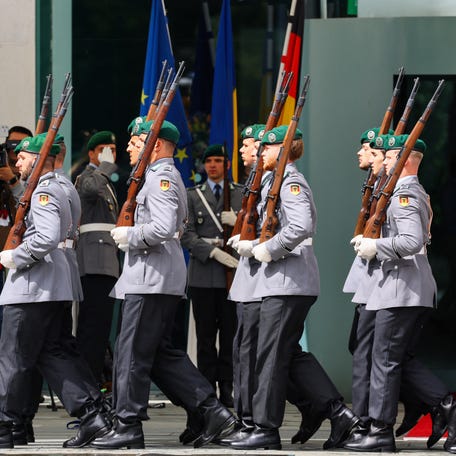 Honor guards of the German armed forces Bundeswehr walk on the day of the visit of Ukrainian President Volodymyr Zelenskyy, in Berlin, Germany, May 28, 2025.