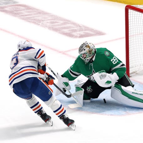 Edmonton's Mattias Janmark scores on Jake Oettinger. The Dallas Stars pulled the goalie afterward.
