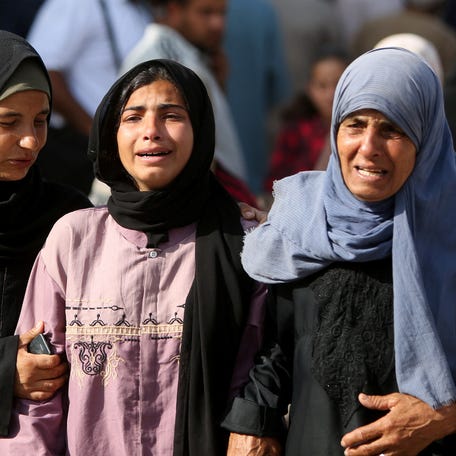 Mourners react during the funeral of Palestinians killed in Israeli strikes, at Nasser hospital, in Khan Younis, in the southern Gaza Strip, June 1, 2025. REUTERS/Hatem Khaled