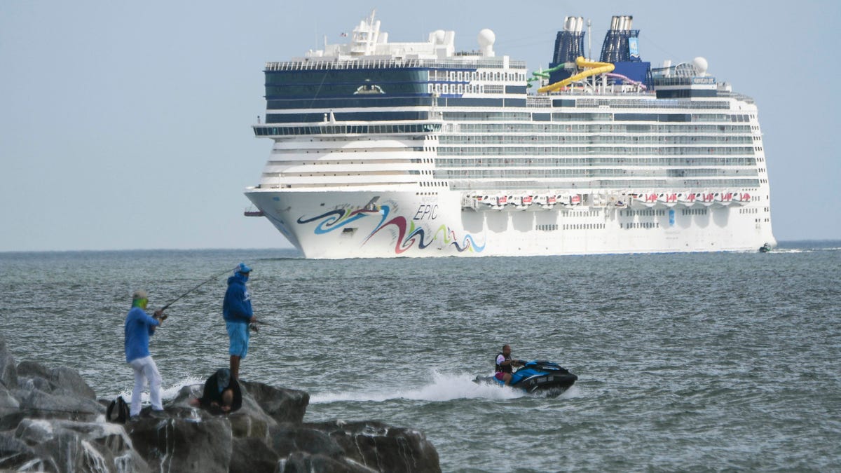 Kreuzfahrtschiff löst sich vom Pier, Gast fällt von Gangway ins Wasser