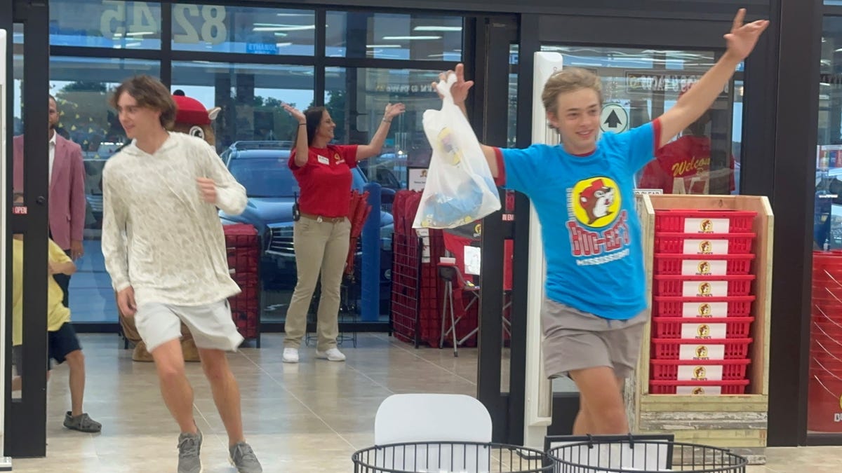 First Buc-ee’s in Mississippi opens to hundreds of loyal fans. See customer reactions First Buc-ee’s in Mississippi opens to hundreds of loyal fans. See customer reactions