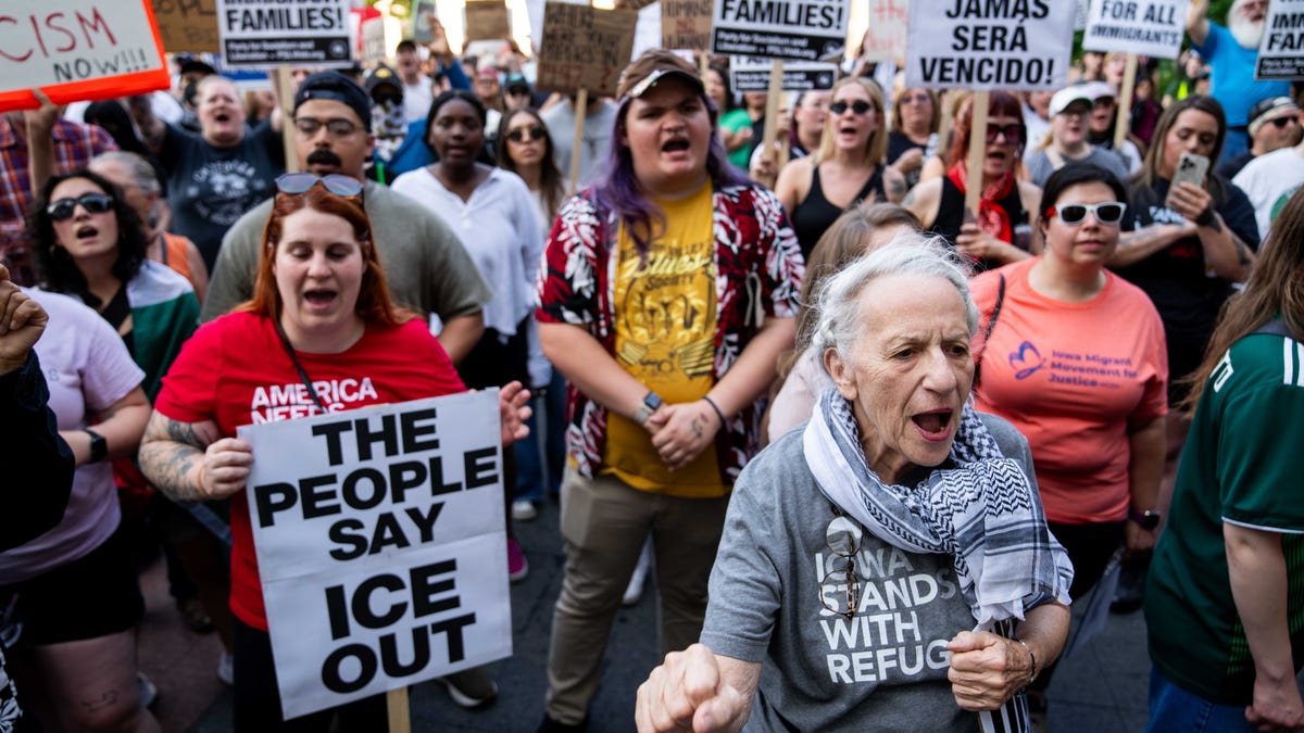 'Stand up for immigrants': Iowans gather in solidarity with LA protests ...