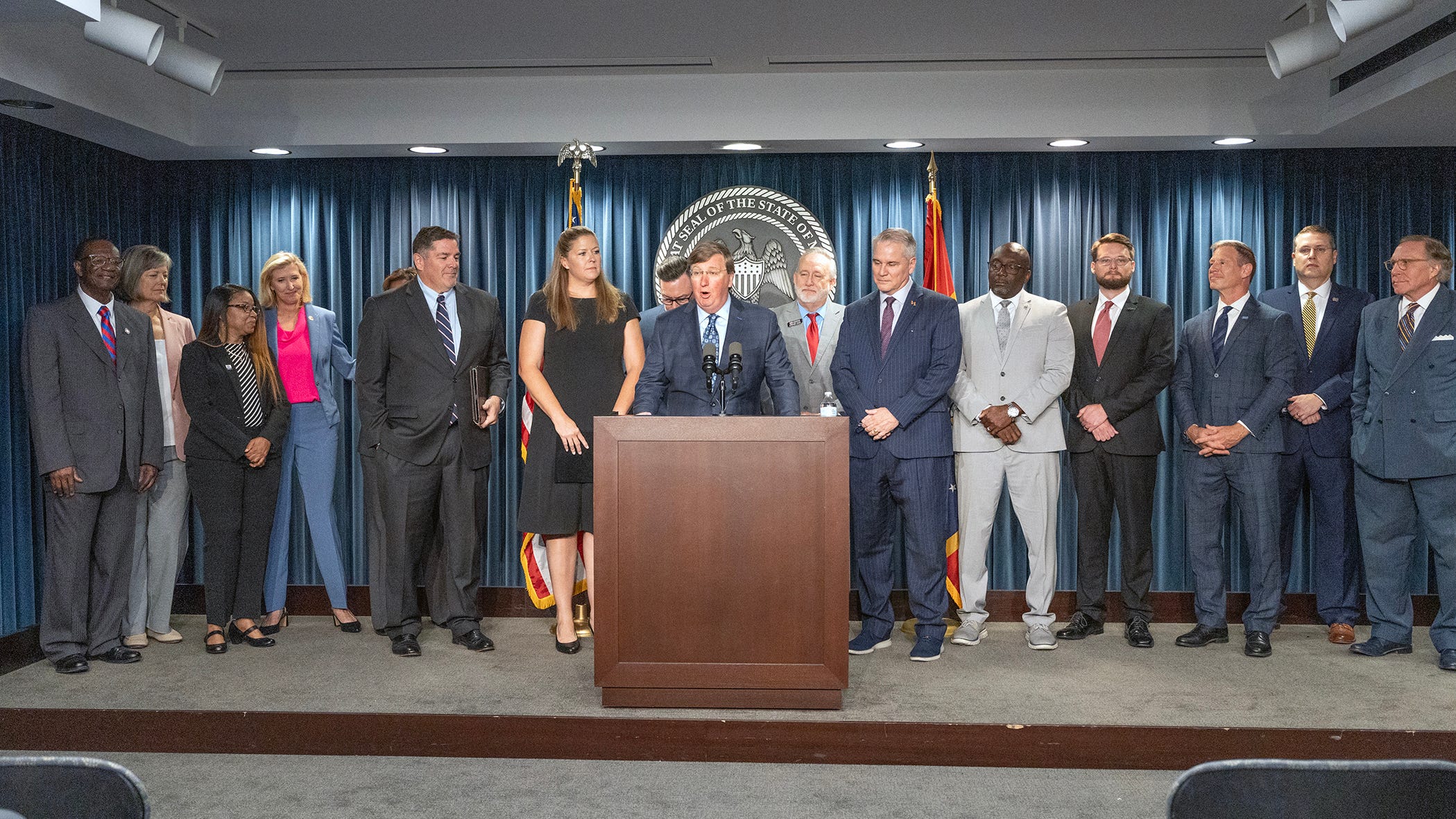 Amazon, Tate Reeves team up to help MS universities with AI 2 84172810007 tcl gov ai 09