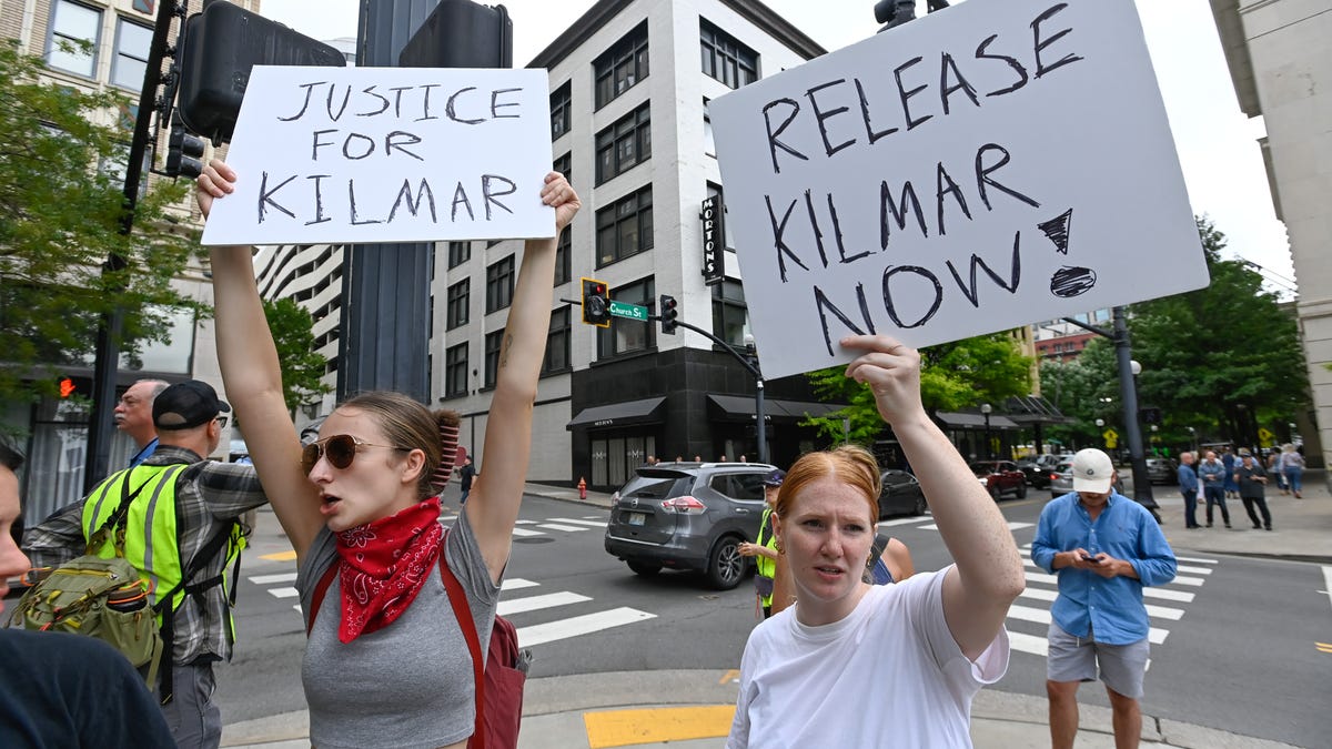 Natalie Schilling, left, and Sydney Blocker protest during Kilmar Abrego Garcia’s arraignment and detention hearing at Fred D. Thompson U.S. Courthouse and Federal Building Friday, June 13, 2025 in Nashville, Tenn.
