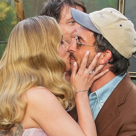 Jonathan Bailey and Scarlett Johansson, right, share a kiss during the "Jurassic World Rebirth" global premiere in London on June 17, 2025.