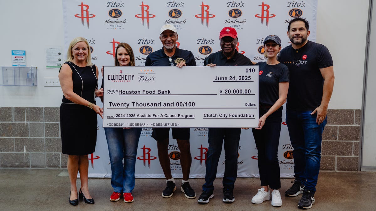 Calvin Murphy, Gretchen Sheirr lead Rockets’ community service event at Houston Food Bank thumbnail
