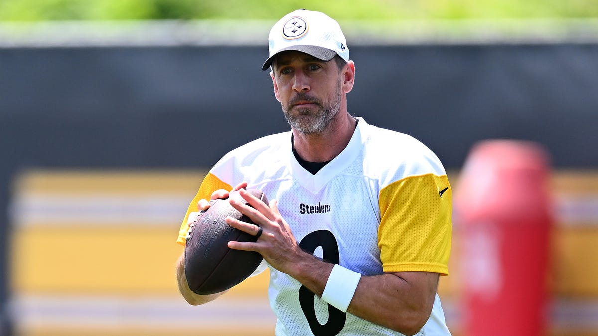 Aaron Rodgers #8 of the Pittsburgh Steelers looks to pass during Minicamp at UPMC Rooney Sports Complex on June 11, 2025 in Pittsburgh, Pennsylvania.