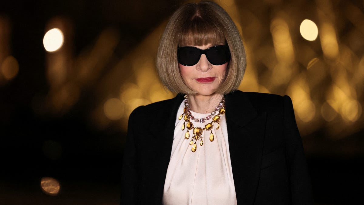 Anna Wintour poses during a photocall as she arrives to attend Le Grand Diner du Louvre to mark the first fashion exhibition "Louvre Couture: Art and Fashion – Statement Pieces" at the Louvre Museum in Paris on March 4, 2025.