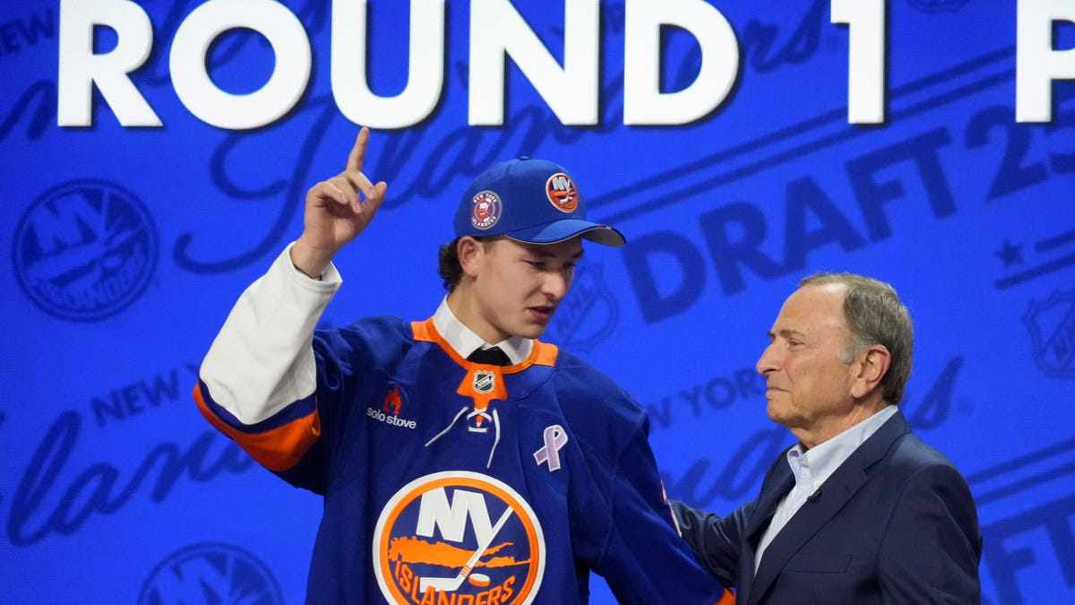 Matthew Schaefer is selected as the first overall pick to the New York Islanders in the first round of the 2025 NHL Draft at Peacock Theater.