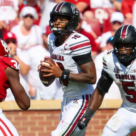 South Carolina quarterback LaNorris Sellers (16) looks to pass during his team's game against Oklahoma at Gaylord Family-Oklahoma Memorial Stadium.