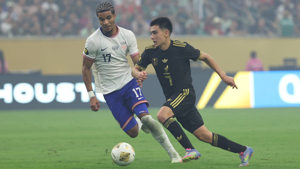 Mexico midfielder Gilberto Mora (7) controls the ball as United States midfielder Malik Tillman (17) defends in the first half during the 2025 Gold Cup Final at NRG Stadium.