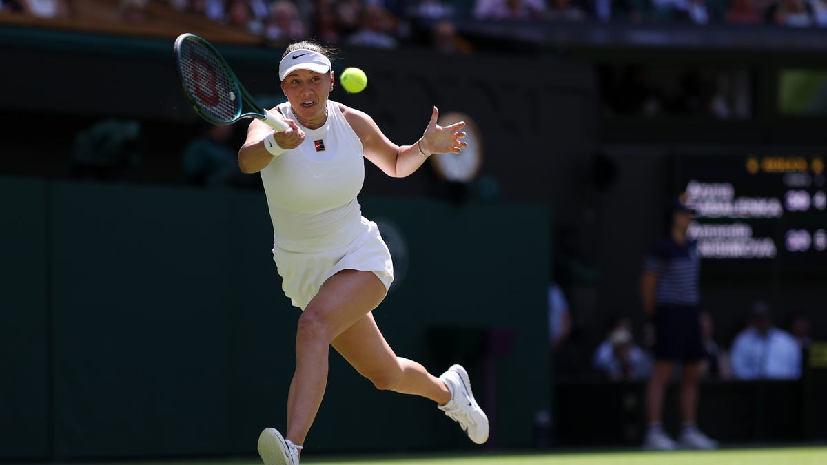 Amanda Anisimova (USA) reaches for a forehand against Aryna Sabalenka.