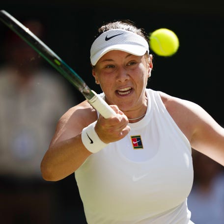 American Amanda Anisimova returns a shot during her match against Aryna Sabalenka in the Wimbledon semfinals on July 10, 2025.