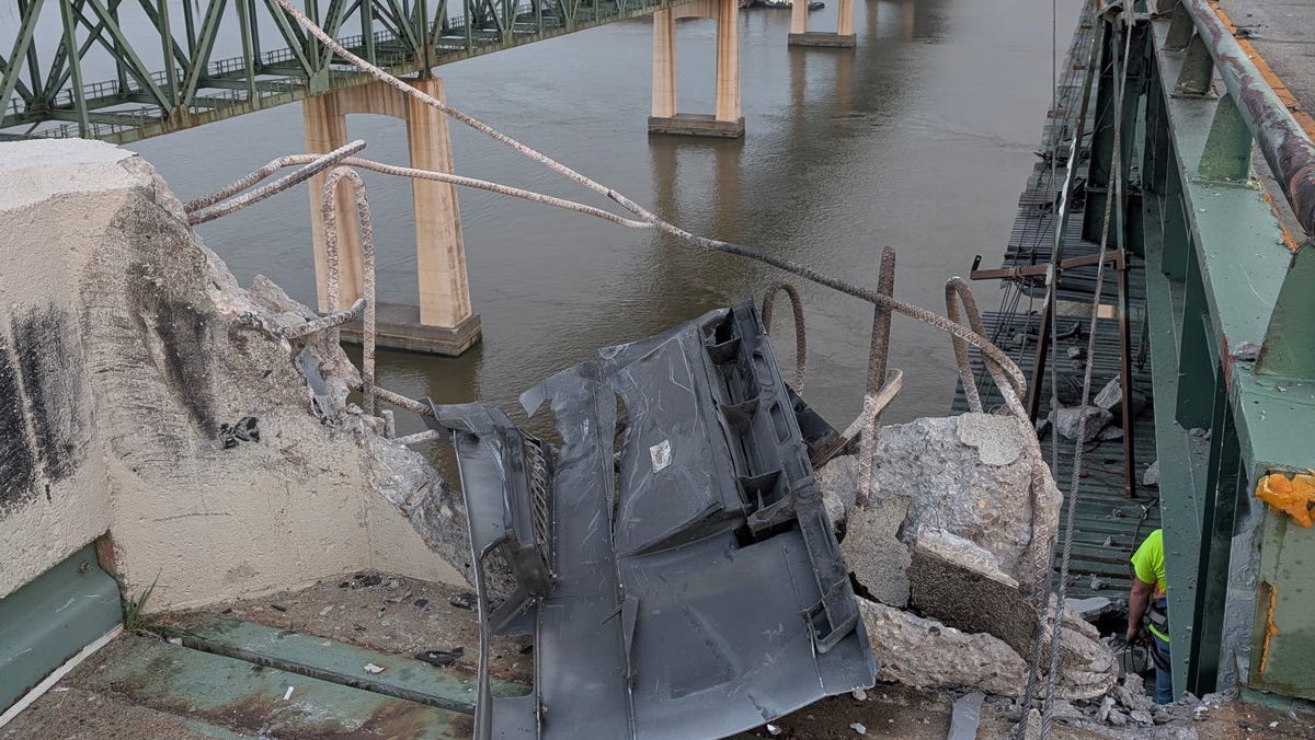 Tractor, driver recovered from Delaware River after Delaware Memorial Bridge crash Tractor, driver recovered from Delaware River after Delaware Memorial Bridge crash