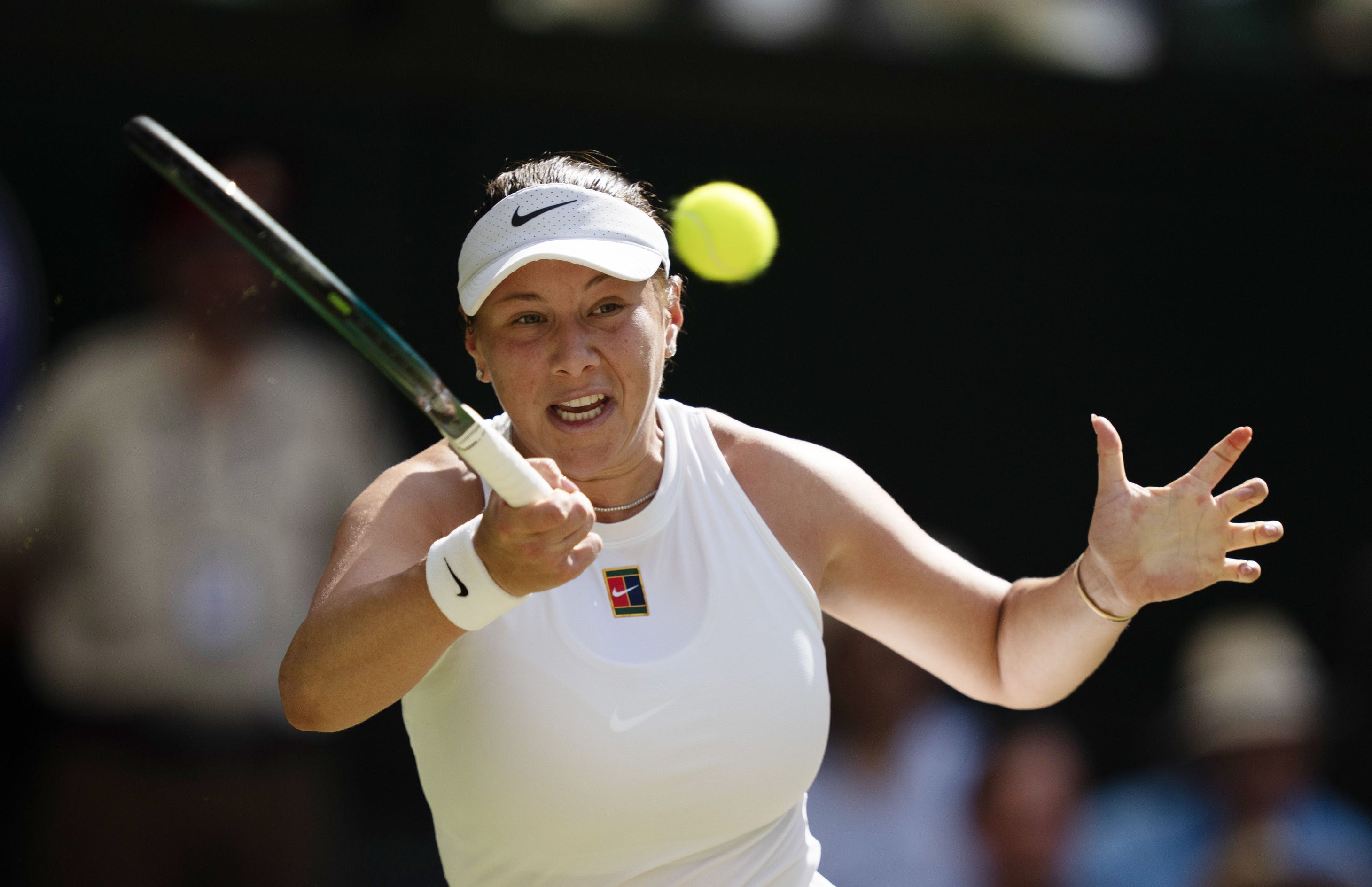 Amanda Anisimova en acción durante Wimbledon 2025