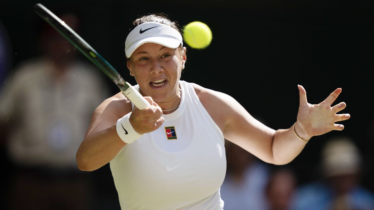 Amanda Anisimova en acción durante Wimbledon 2025