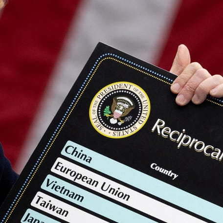 FILE PHOTO: U.S. President Donald Trump delivers remarks on tariffs in the Rose Garden at the White House in Washington, D.C., U.S., April 2, 2025. REUTERS/Carlos Barria/File Photo