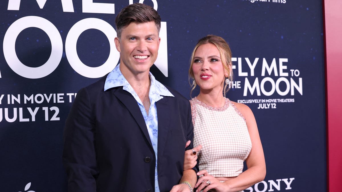 Colin Jost reagiert auf den Kuss von Scarlett Johansson mit Jonathan ...
