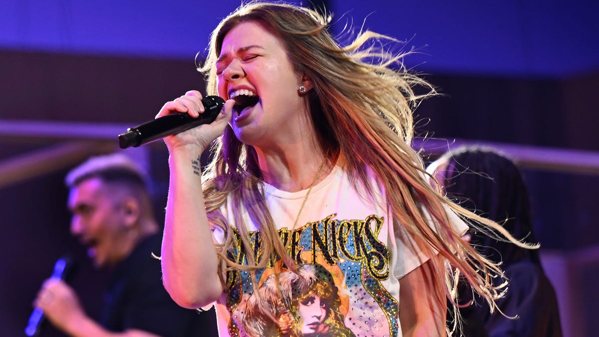 Kelly Clarkson paid homage to Stevie Nicks with her T-shirt the opening night of her residency July 11, 2025 at Caesars Palace.
