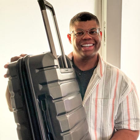 Maximize space and avoid delays by storing your suitcase the right way in the overhead bin.