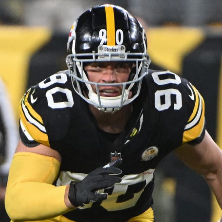 Oct 20, 2024; Pittsburgh, Pennsylvania, USA; Pittsburgh Steelers linebacker T.J. Watt (90) pass rushes against the New York Jets during the fourth quarter at Acrisure Stadium. Mandatory Credit: Barry Reeger-Imagn Images