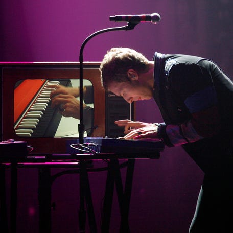 Coldplay's Chris Martin performs at the 2008 American Music Awards in Los Angeles November 23, 2008.