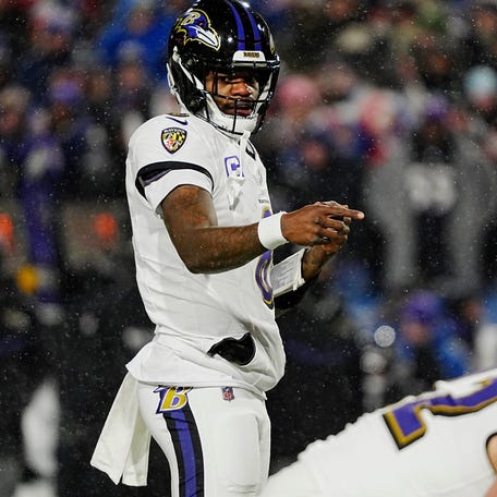 Baltimore Ravens quarterback Lamar Jackson directs his teammates before the snap.