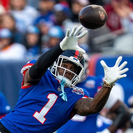 New York Giants wide receiver Malik Nabers (1) makes a diving catch during a game between the New York Giants and the Washington Commanders at MetLife Stadium in East Rutherford on Sunday, Nov. 3, 2024.