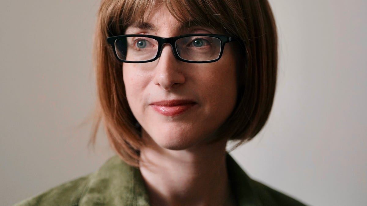 Freida McFadden will publish revenge thriller "Dear Debbie" in January 2026.