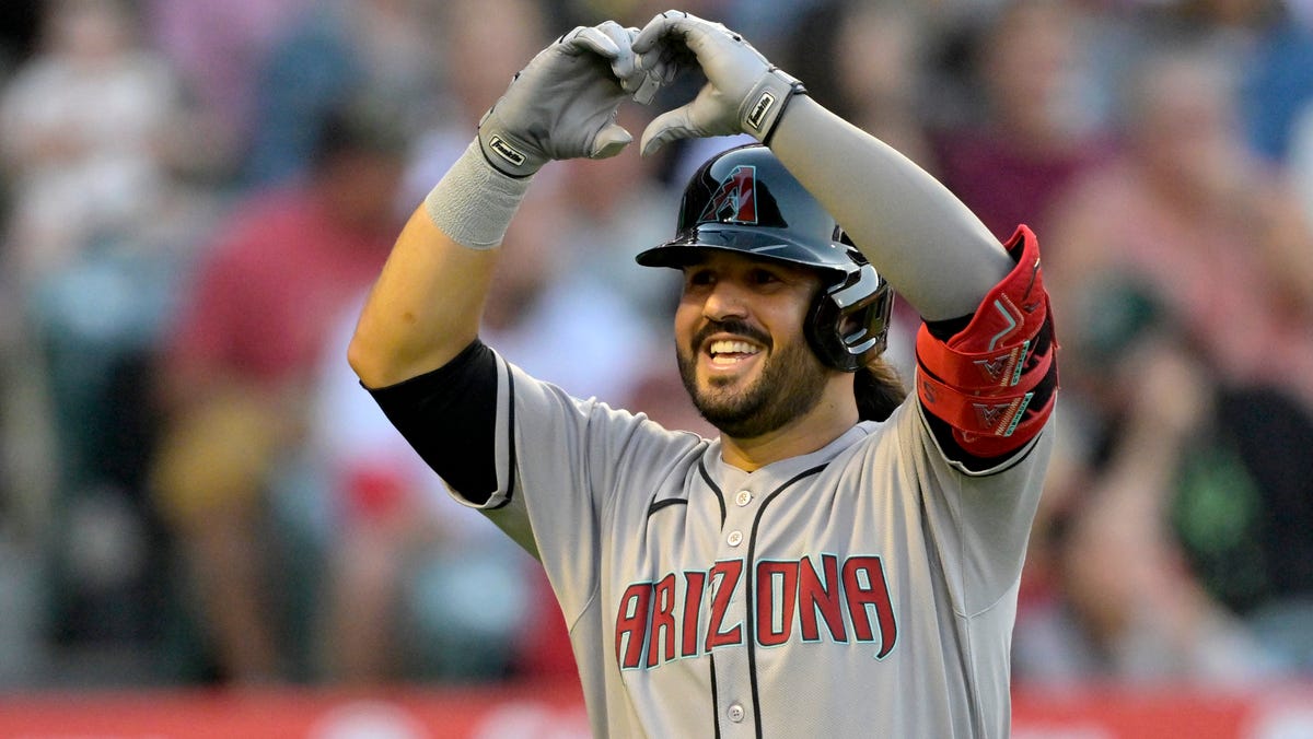 Eugenio Suarez is heading back to the Seattle Mariners.