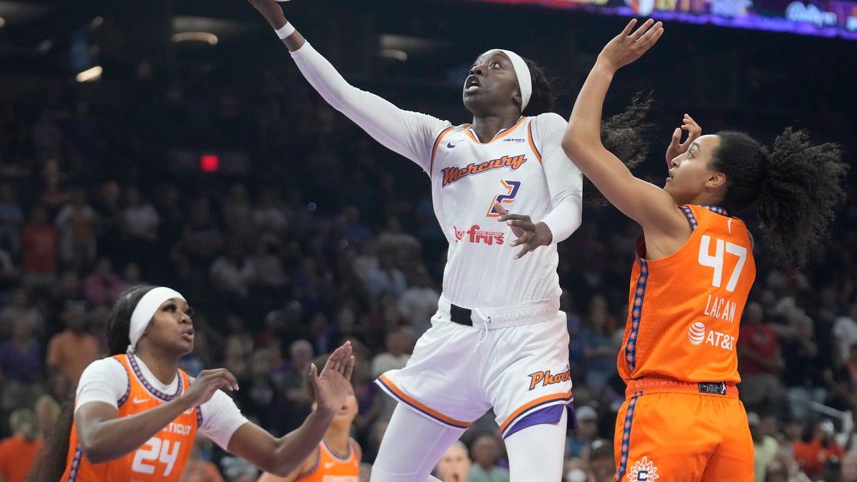 Phoenix Mercury guard Kahleah Copper (2) lays the ball in past Connecticut Sun guard Leila Lacan (47) during the first quarter at PHX Arena on Aug. 5, 2025, in Phoenix.
