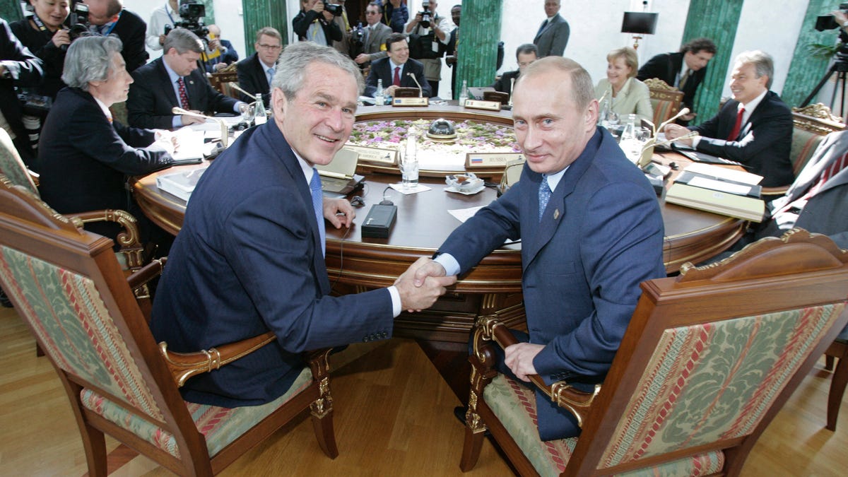 US President George W. Bush shakes hands with Russian President Vladimir Putin (R) during a working meeting at the G8 summit at Konstantinovsky palace, in Strelna, outside St.Petersburg on July 16, 2006.