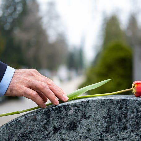 How much does a funeral cost? Here's what financial experts say.