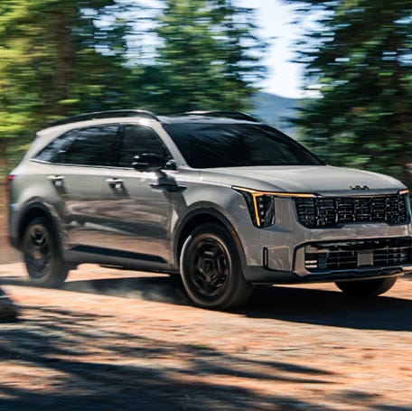 2025 Kia Sorento (L), 2025 Subaru Outback (R).