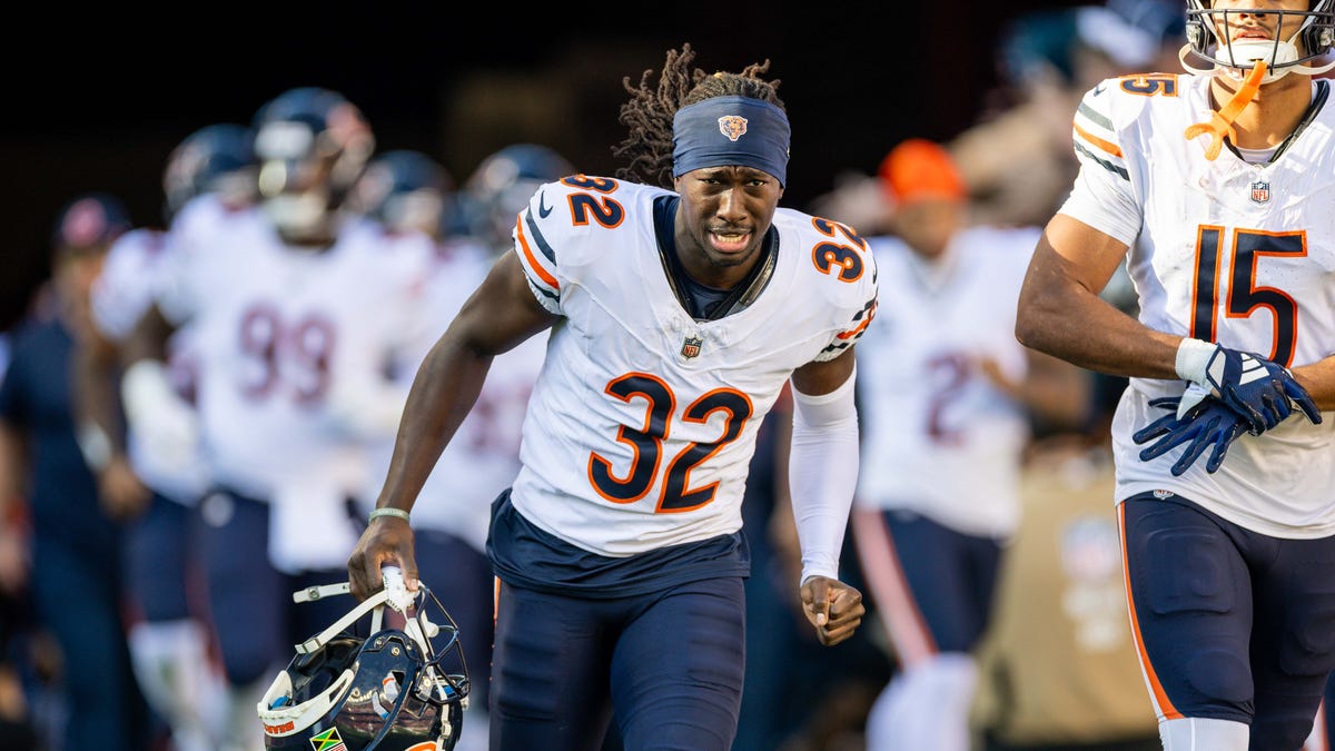 Terell Smith injury: Bears CB carted off with leg injury thumbnail