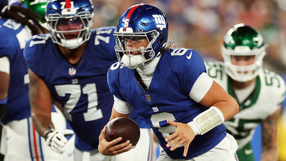 EAST RUTHERFORD, NEW JERSEY - AUGUST 16: Jaxson Dart #6 of the New York Giants runs the ball during the second half of the NFL Preseason 2025 game between New York Jets and New York Giants at MetLife Stadium on August 16, 2025 in East Rutherford, New Jersey. The Giants won 31-12. (Photo by Sarah Stier/Getty Images)