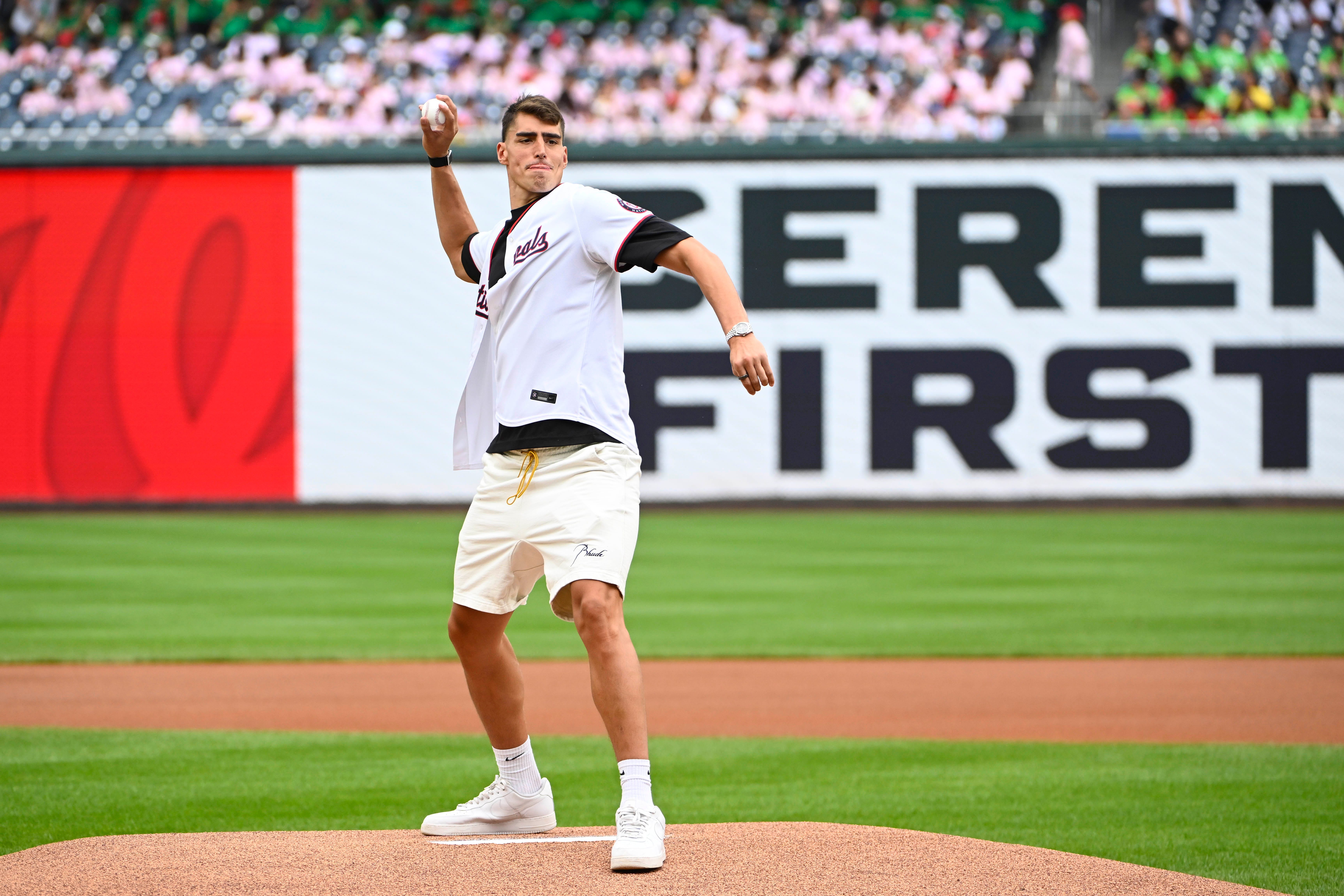 Boston Big Luka Garza May juega para Bosnia y Herzegovina en la Copa Mundial
