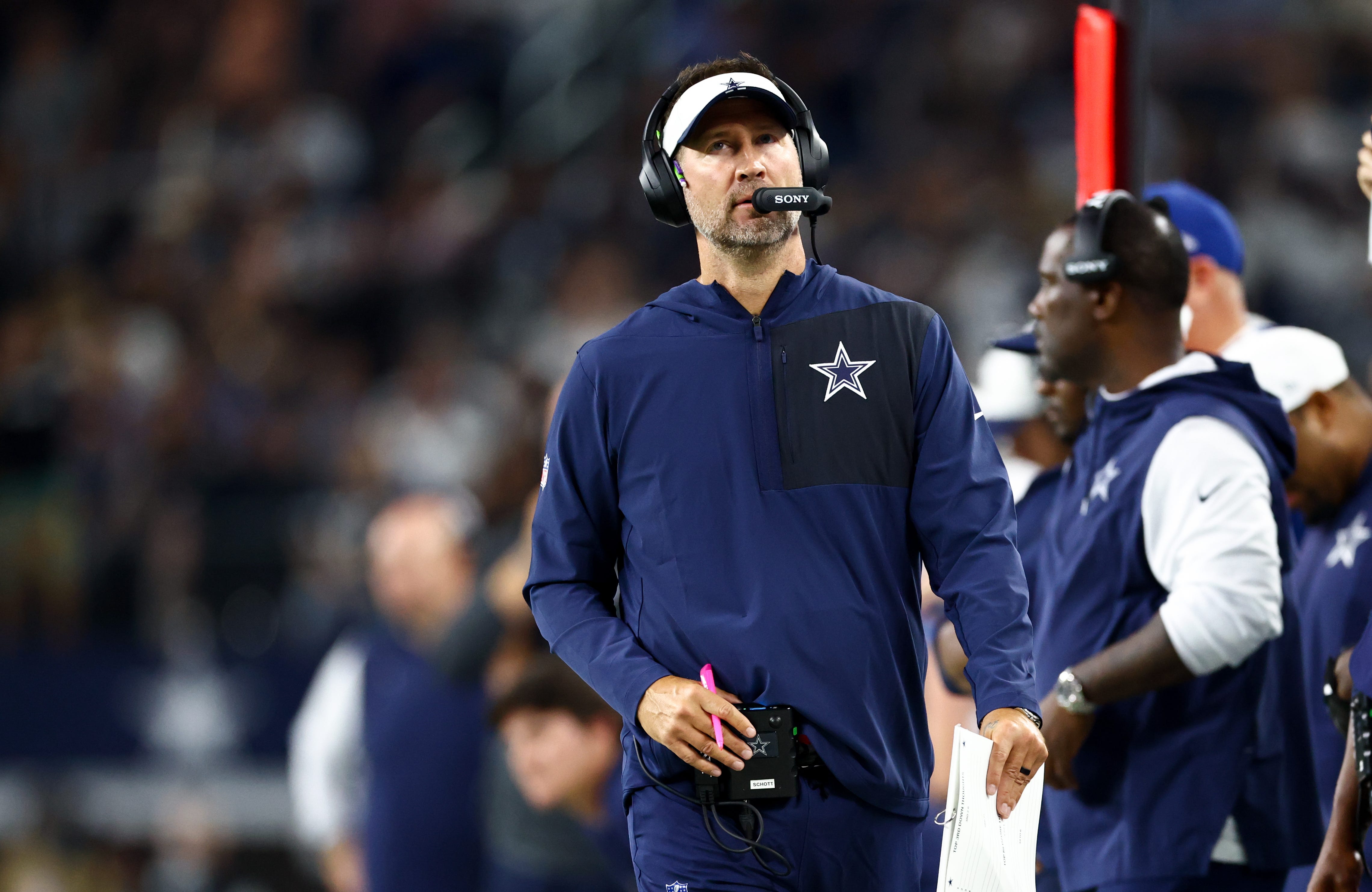 El fisicalidad de los Cowboys, Williams, Kneeland y Clark establecieron el tono para la temporada