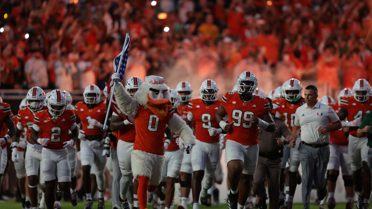 Miami’s CJ Daniels makes highlight one-handed touchdown catch: Social media reacts Miami’s CJ Daniels makes highlight one-handed touchdown catch: Social media reacts