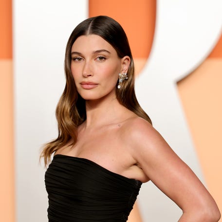 Hailey Bieber attends the 2025 Vanity Fair Oscar Party hosted by Radhika Jones at Wallis Annenberg Center for the Performing Arts on March 2, 2025 in Beverly Hills, California.