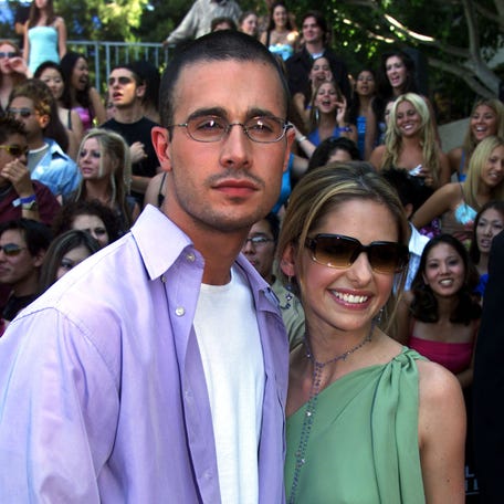 Actress Sarah Michelle Gellar and boyfriend actor Freddie Prinze, Jr. arrive at the Teen Choice 2001 Awards Aug. 12, 2001, in Los Angeles.