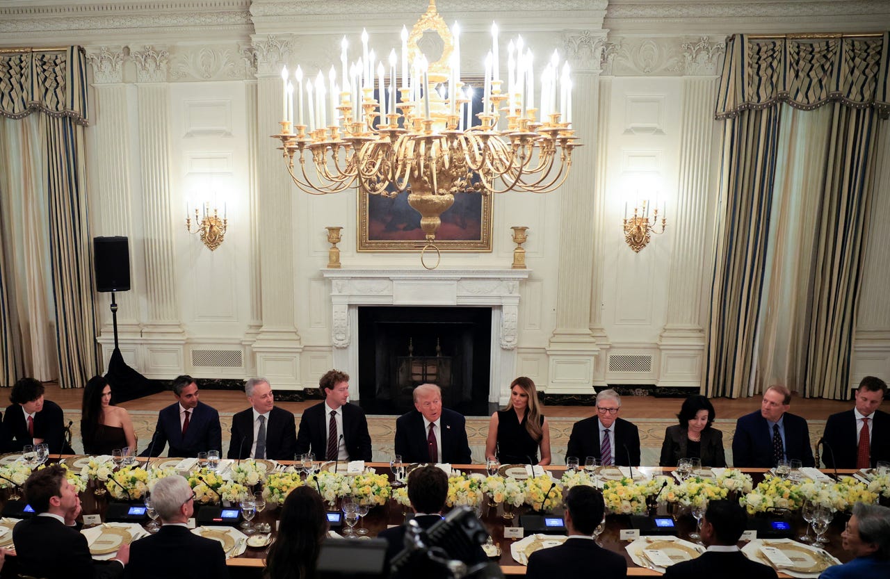 Photo d'un grand repas à la Maison Blanche avec Trump au centre et au moins une vingtaine d'invités.