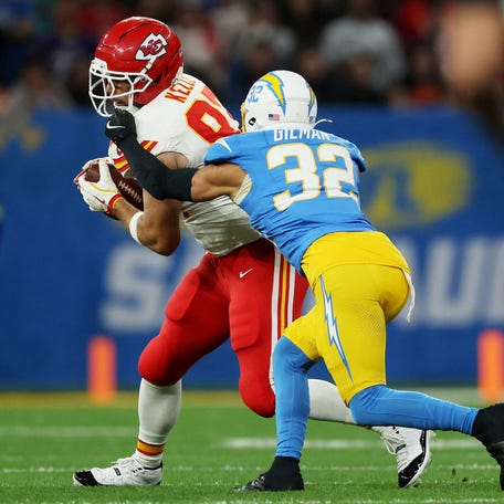[US, Mexico & Canada customers only] Sep 5, 2025; Sao Paulo, BRAZIL; Kansas City Chiefs tight end Travis Kelce (87) runs against Los Angeles Chargers safety Alohi Gilman (32) in the first quarter during a NFL game at Corinthians Arena. Mandatory Credit: Amanda Perobelli/Reuters via Imagn Images
