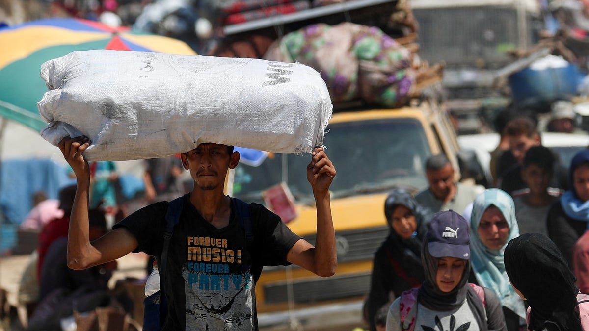 Displaced Palestinians, fleeing northern Gaza due to an Israeli military operation, move southward after Israeli forces ordered residents of Gaza City to evacuate to the south, in the central Gaza Strip September 16, 2025. REUTERS/Mahmoud Issa