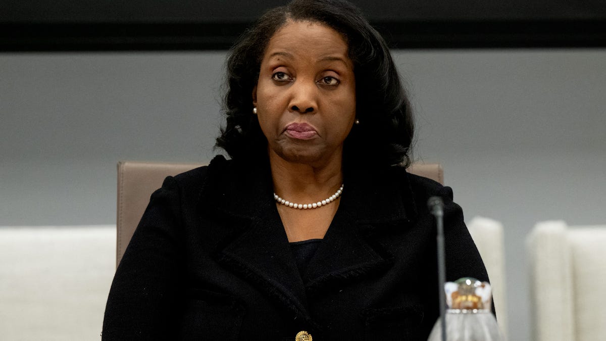 A U.S. appeals court ruled that Federal Reserve Governor Lisa Cook can remain on the board ahead of a key rate policy meeting.