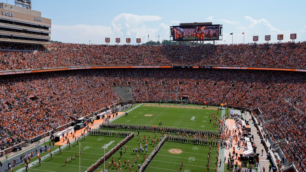 Oklahoma announcer apologizes after blasting Tennessee over Neyland Stadium Spanish radio setup Oklahoma announcer apologizes after blasting Tennessee over Neyland Stadium Spanish radio setup