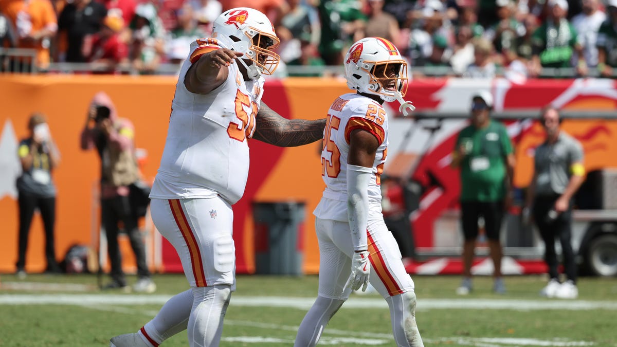 Keys for the Buccaneers defense against the Eagles offense in Week 4 thumbnail