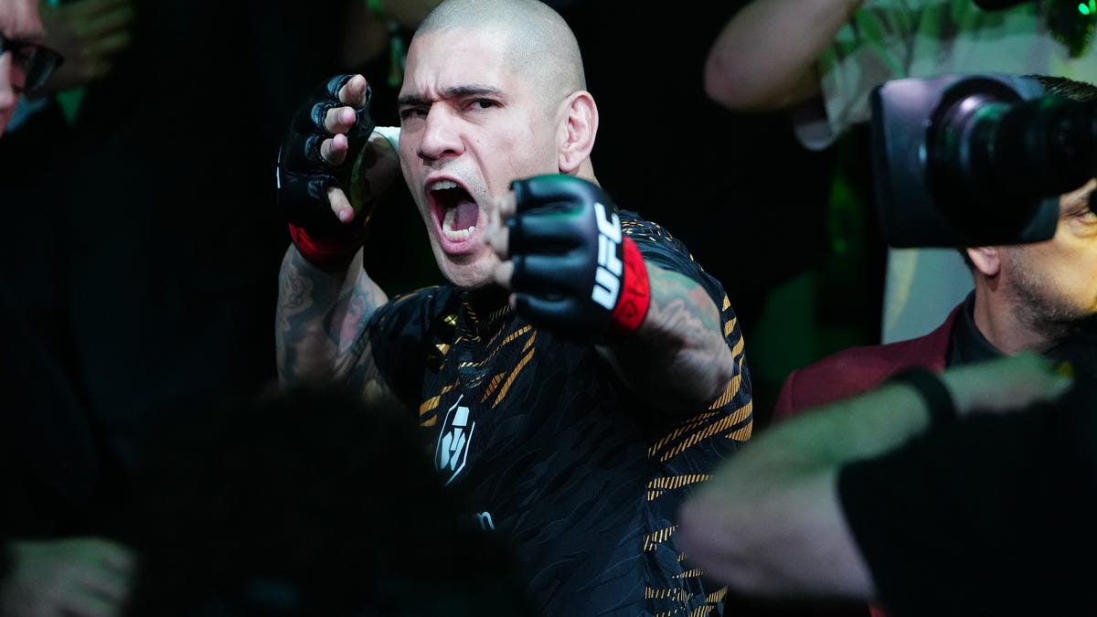 Alex Pereira's 'savage' turn before UFC 320 leads to win