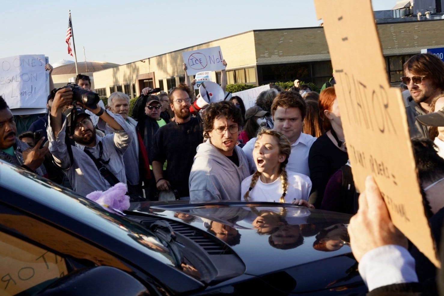 ICE feuert Projektile gegen Menschenmenge in Chicago ab, um Trumps Midway ...