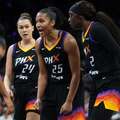 Mercury forward Alyssa Thomas (25) huddles with her teammates during their WNBA semifinal playoff game.